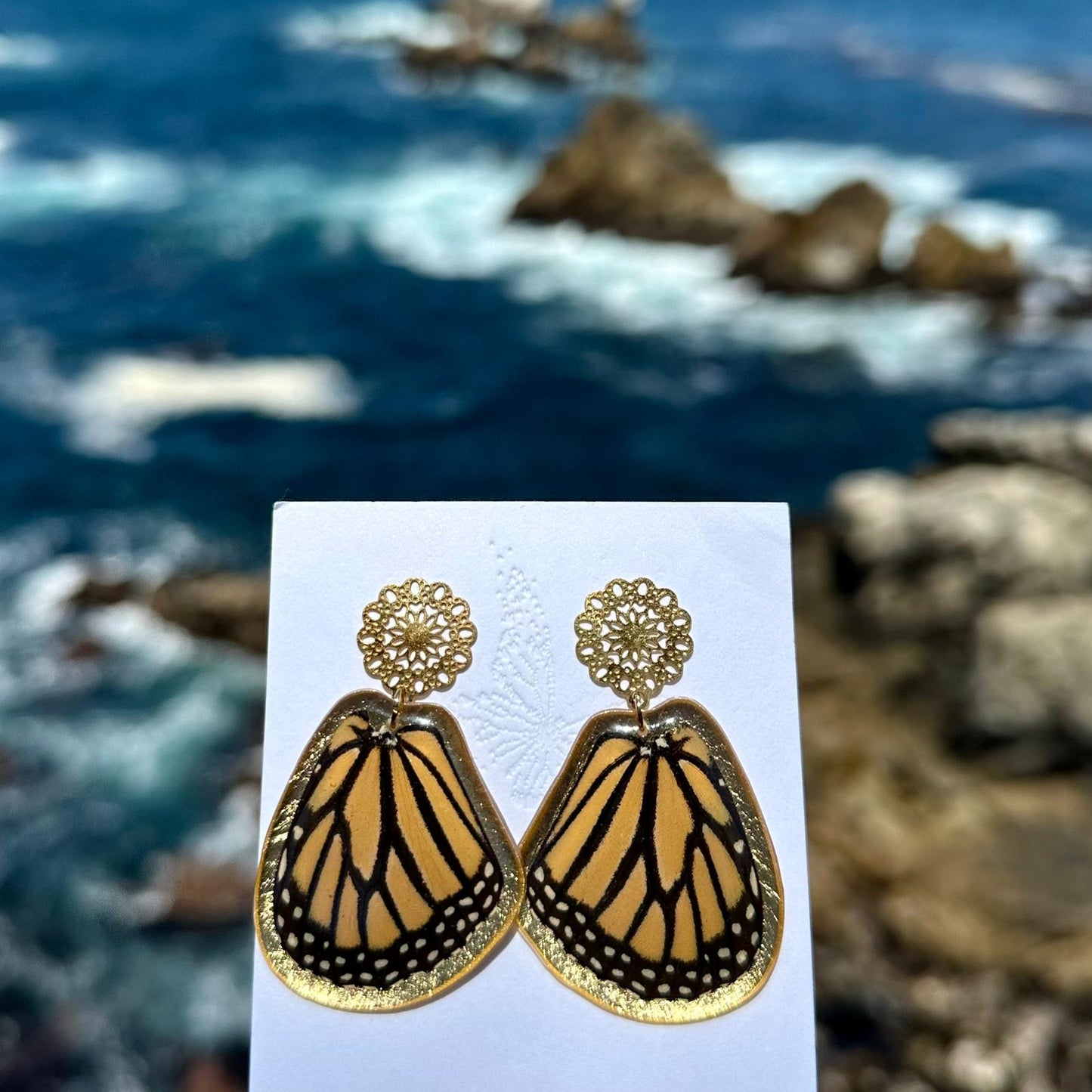ARETES MONARCA DORADOS